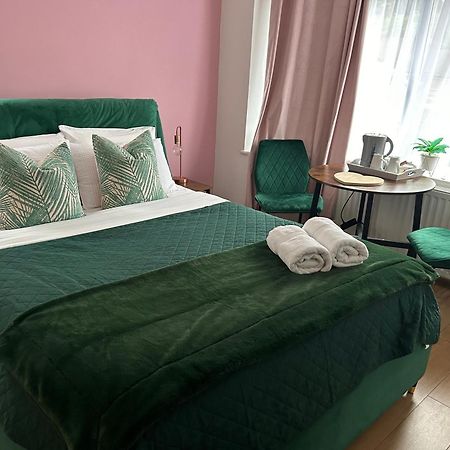 מלון Corfe Mullen The Lily Pad Near Poole Dorset Self Contained Private Entrance And Free Parking מראה חיצוני תמונה