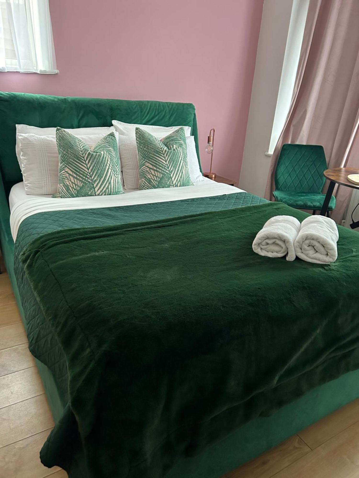 מלון Corfe Mullen The Lily Pad Near Poole Dorset Self Contained Private Entrance And Free Parking מראה חיצוני תמונה