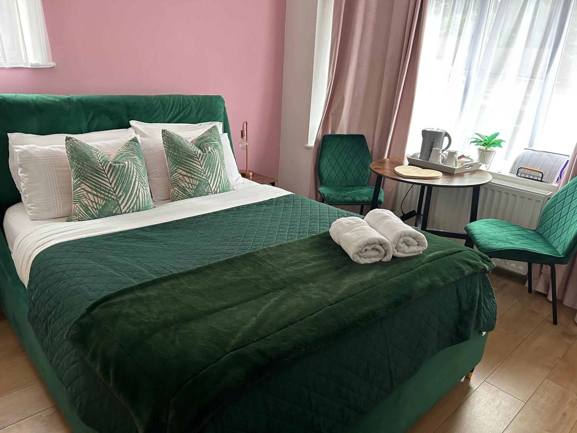 מלון Corfe Mullen The Lily Pad Near Poole Dorset Self Contained Private Entrance And Free Parking מראה חיצוני תמונה