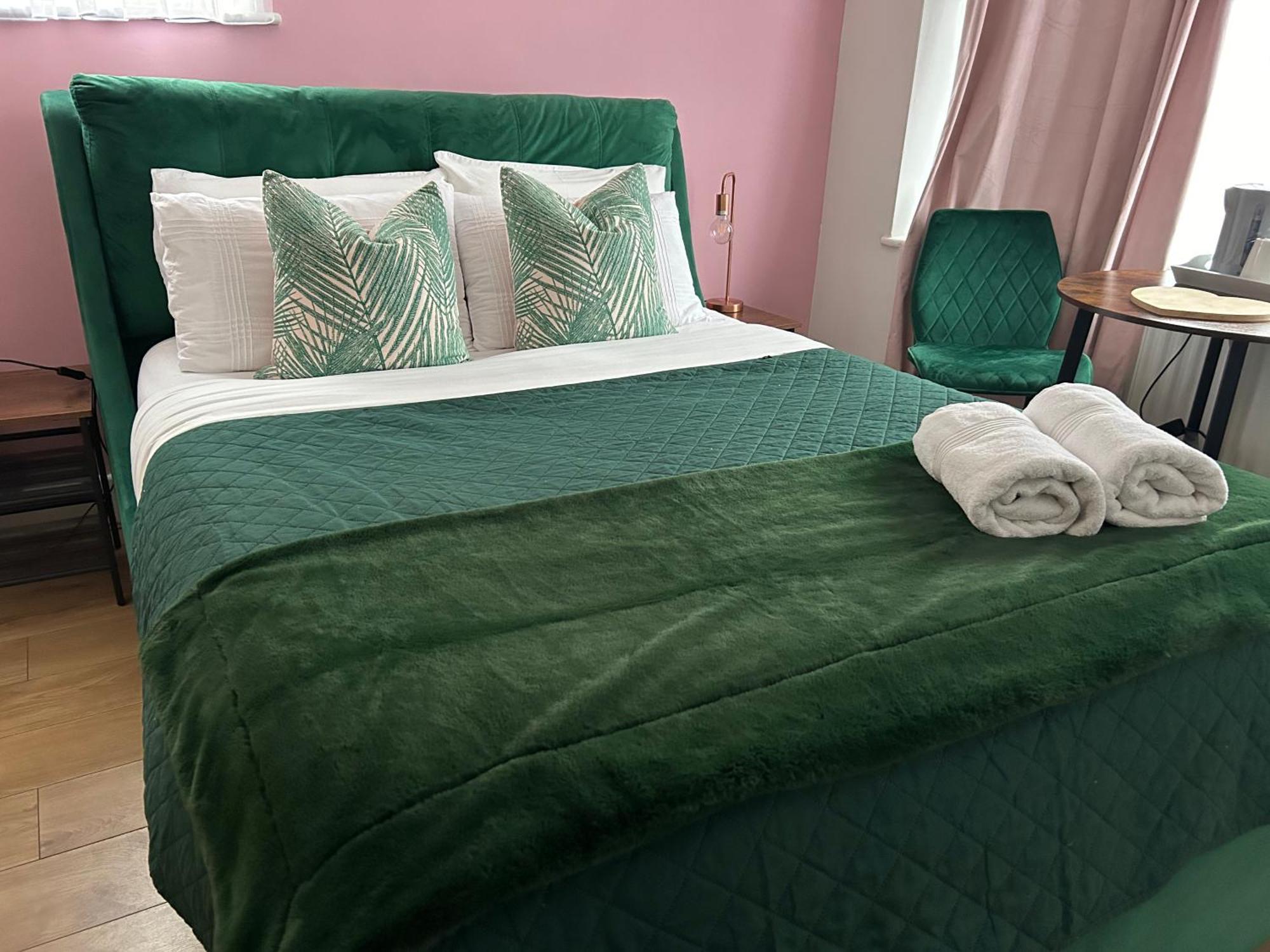 מלון Corfe Mullen The Lily Pad Near Poole Dorset Self Contained Private Entrance And Free Parking מראה חיצוני תמונה