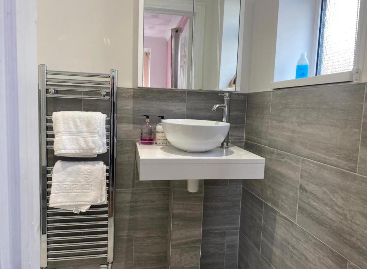 מלון Corfe Mullen The Lily Pad Near Poole Dorset Self Contained Private Entrance And Free Parking מראה חיצוני תמונה